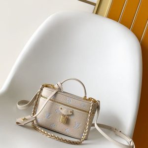 The p620 Full Leather Chain Pouch draws inspiration from Louis Vuitton's iconic trunk designs, distilling the brand's travel spirit.Crafted from Monogram Empreinte leather in an elegant hue, it features an LV Monogram padlock for signature branding. The detachable shoulder strap and chain offer versatile carrying options, effortlessly accommodating small essentials like a compact wallet or sunglasses. Dimensions: 11.5 x 6.5 x 19 cm (H x W x L)